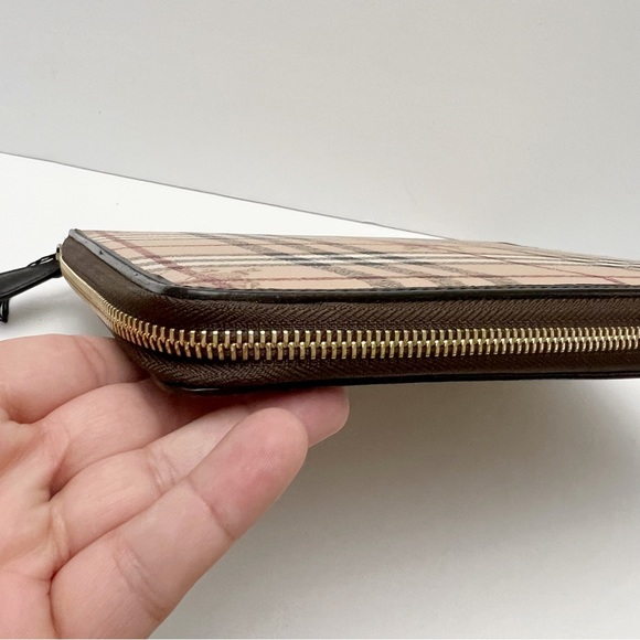 Burberry Haymarket Check Coated Logo Canvas iPad 2 Zip Cover Case - Picture 12 of 12